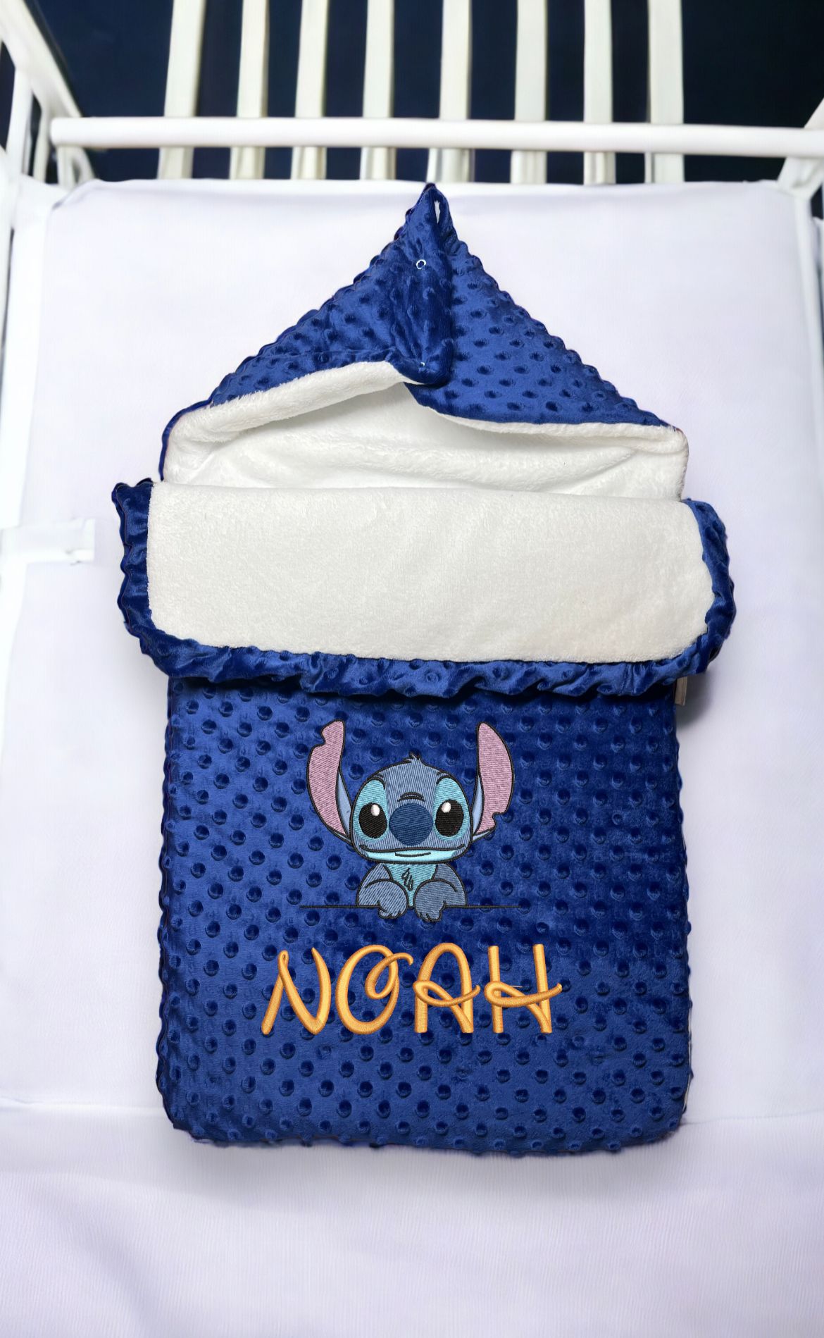 Nid d’ange stitch cosy bleu marin personnalisé theme au choix