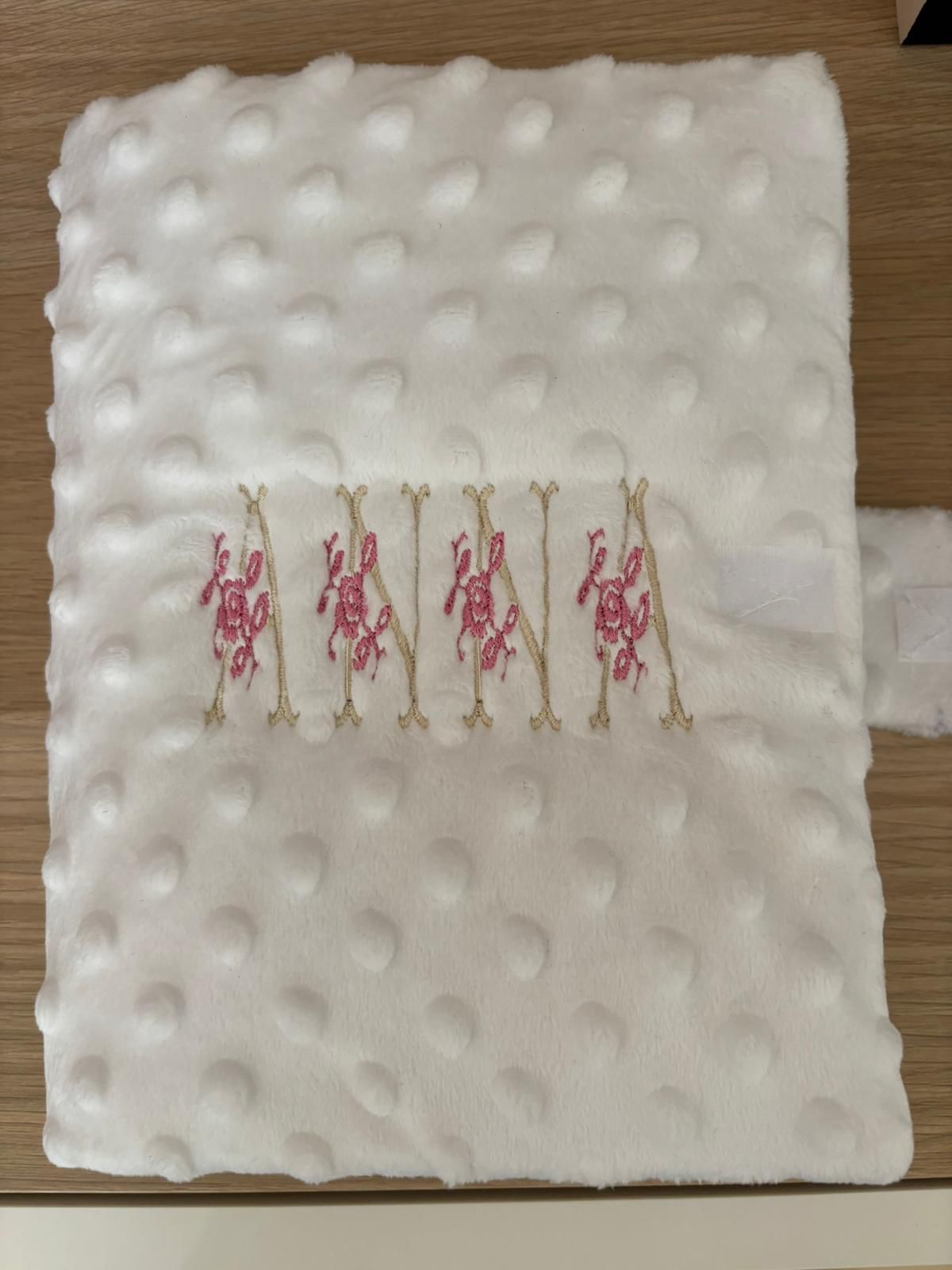 ✨ Protège carnet de santé Personnalisation unique en broderie – Lettres fleuries ✨