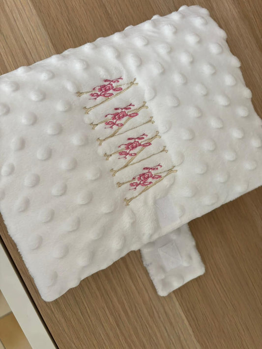 ✨ Protège carnet de santé Personnalisation unique en broderie – Lettres fleuries ✨